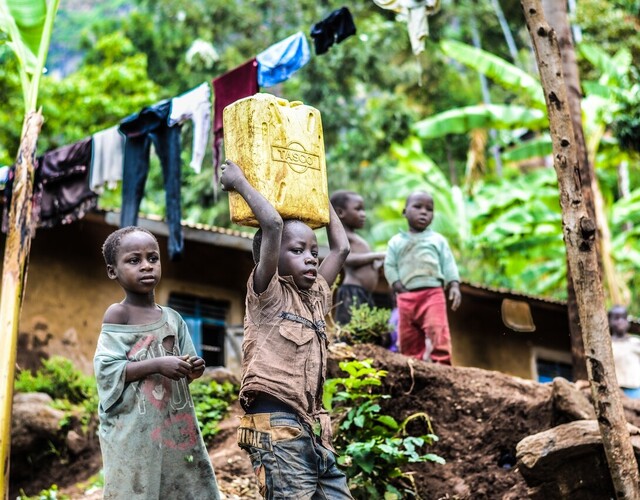 Accès déficient à l'eau potable dans le Monde selon l'OMS et UNICEF. Tuyaux en fibro-ciment , une des solutions possibles.